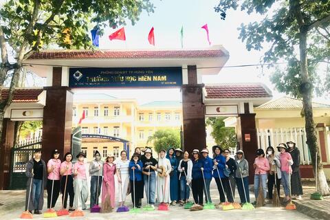 TRƯỜNG TIỂU HỌC HIẾN NAM HƯỞNG ỨNG LỜI KÊU GỌI THAM GIA TỔNG VỆ SINH KHẮC PHỤC HẬU QUẢ SAU LŨ